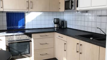 Een koelkast, een magnetron, een oven, een kookplaat