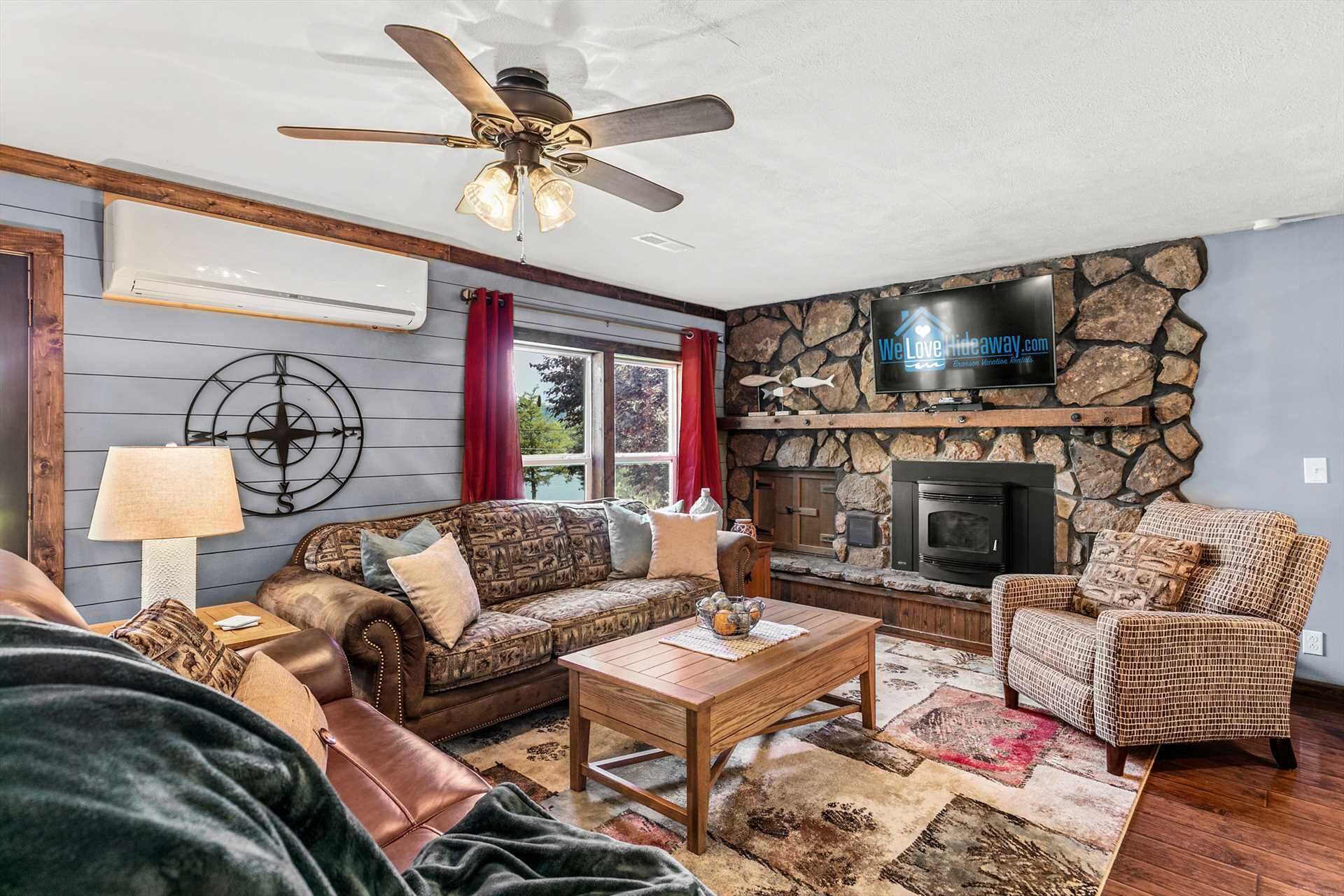 Private Home - Sleep 12! Bring Your Boat, Enjoy The Swim Dock, Pool, and Amazing Views!