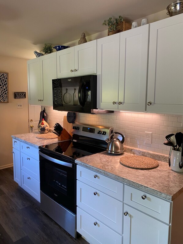 Refrigerador, microondas, horno y parrilla de estufa