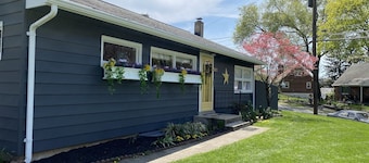 HARRISBURG HERSHEY PARK GIANT CENTER FARM SHOW PETS WELCOME GATED YARD SAFE FUN