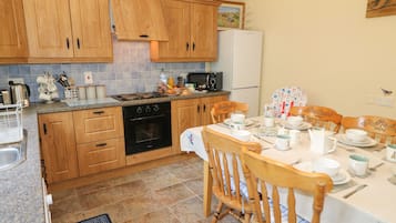 Cottage | Private kitchen | Dishwasher, cookware/dishes/utensils