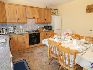 Cottage | Private kitchen | Fridge, microwave, dishwasher, electric kettle - Slieve Gallion Cottage (Magherafelt)