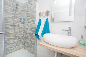 Shower, hair dryer, towels, toilet paper - Experience VILLAGE LIFE - Jokini dvori with pool, fully fenced (Drniš)