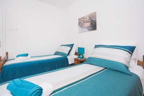 2 habitaciones, escritorio, tabla de planchar con plancha y wifi gratis 