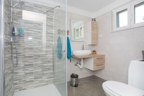 Dusche, Haartrockner, Handtücher, Toilettenpapier