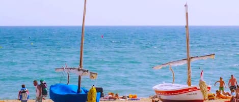 Beach nearby, sun-loungers, beach towels