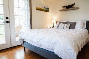 2 bedrooms, iron/ironing board, free WiFi, bed sheets - Mountain View Cabin: Hot Tub, Patio, Community Pool (Sevierville)