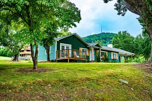 Exterior - Mountain View Cabin: Hot Tub, Patio, Community Pool (Sevierville)