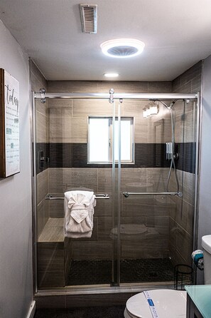 Bathtub, jetted tub, hair dryer, towels