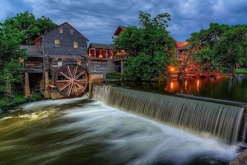 Mountain View Cabin: Hot Tub, Patio, Community Pool