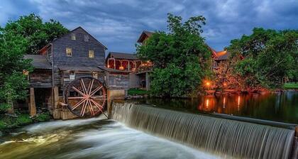 Mountain View Cabin: Hot Tub, Patio, Community Pool