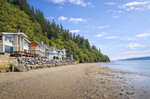 Beachfront, Water & Mountain Views, Epic Deck on Whidbey Island!