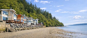Beachfront, Water & Mountain Views, Epic Deck on Whidbey Island!