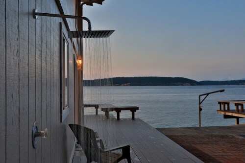 Beachfront, Water & Mountain Views, Epic Deck on Whidbey Island!
