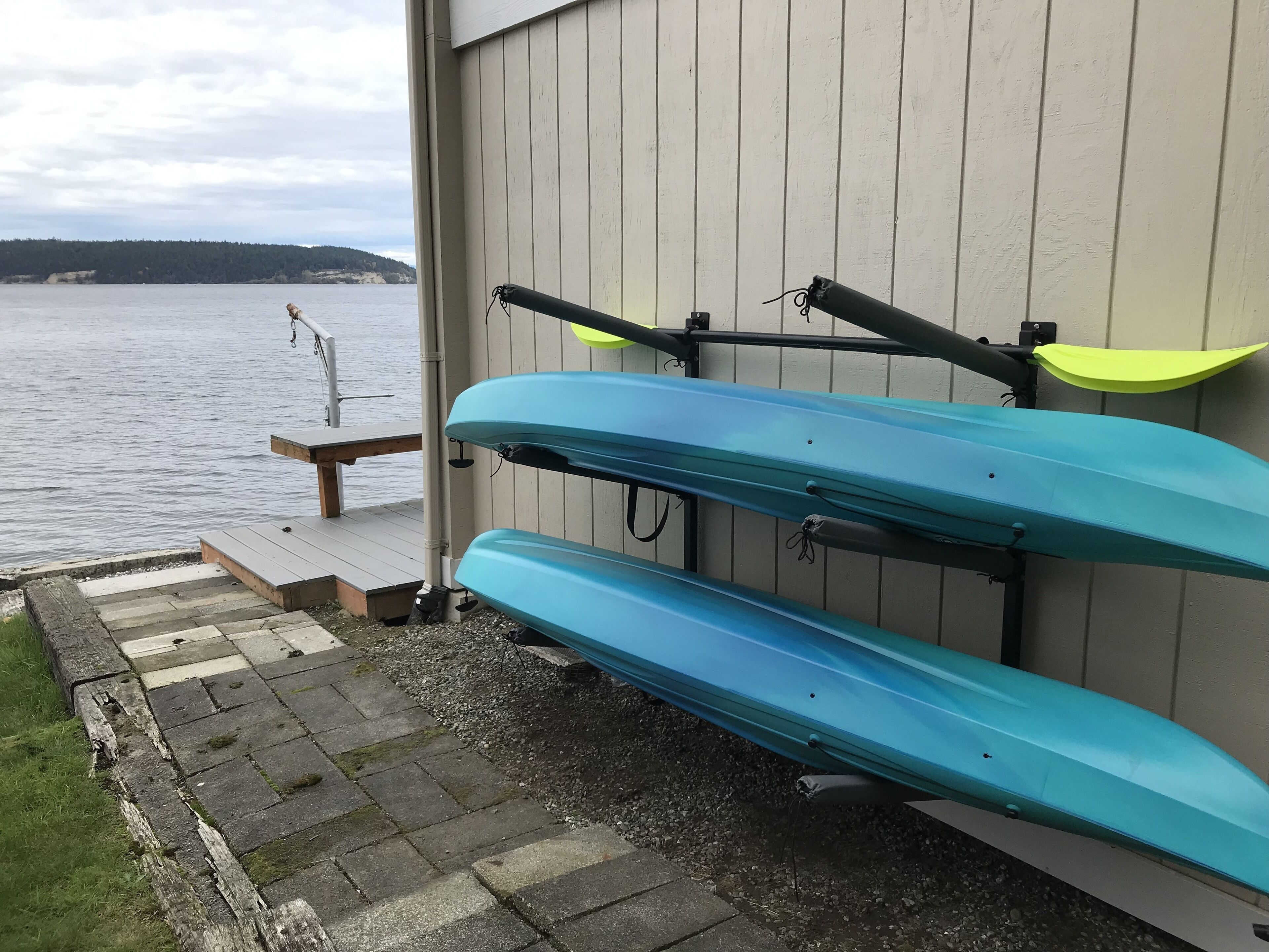 2 kayaks and lifejackets are available for experienced kayakers