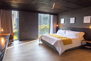 Premium Room 1 King Size Bed | Minibar, in-room safe, desk, iron/ironing board