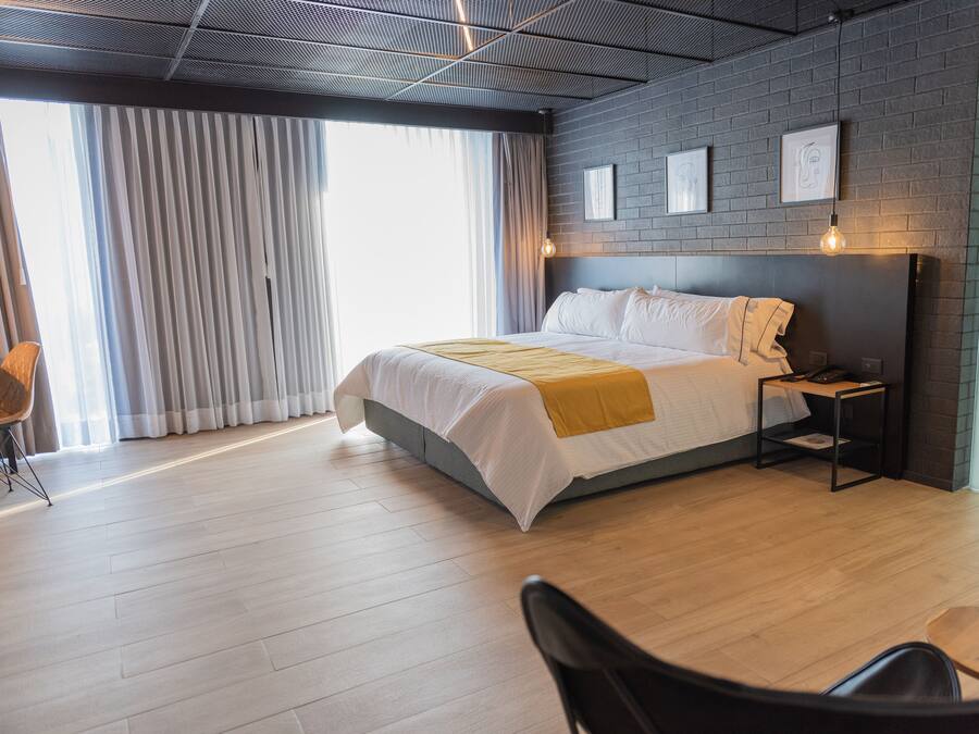 Quarto premium, 1 cama King | Frigobar, cofres nos quartos, escrivaninha