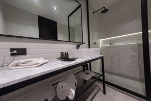 Shower, towels - Fulton Business Luxury Hotel (Guadalajara)