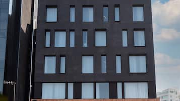 Vista frontal de la propiedad