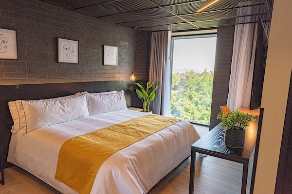 Habitación Deluxe 1 cama King Size | Minibar, caja de seguridad en la habitación y escritorio