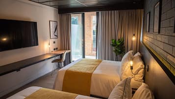 Habitación Doble con Terraza | Minibar, caja fuerte, escritorio y tabla de planchar con plancha