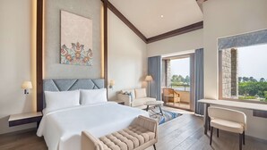 Ein Hotelzimmer mit einem großen Bett, einer Sitzecke, einem Schreibtisch und einem Balkon mit Blick.