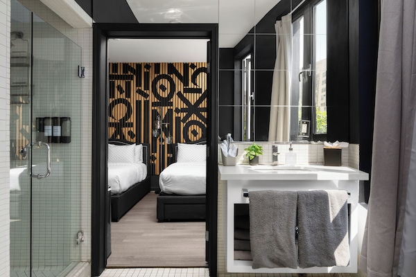 Signature Room | Bathroom | Hair dryer, towels, soap, shampoo