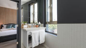 Secador de pelo, toallas, jabón y champú