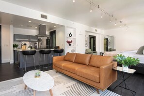 Deluxe Studio | Living area | LED TV - The Audemar (Los Angeles)