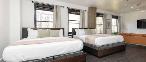 Deluxe Studio 800 sq ft | In-room safe, desk, laptop workspace, iron/ironing board