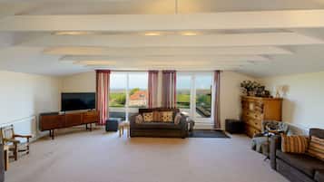 House, Multiple Beds | Living room | 30-inch TV with cable channels