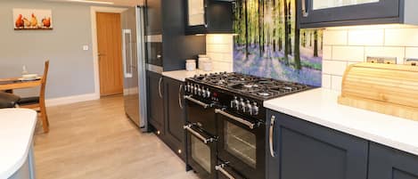Cottage | Private kitchen | Fridge, dishwasher, electric kettle, toaster