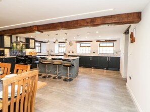 Cottage | Privékeuken | Een koelkast, een vaatwasser, een waterkoker, een broodrooster