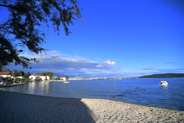 Playa en los alrededores y camastros 