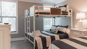 3 makuuhuonetta, työpöytä, silitysrauta/-lauta, ilmainen Wi-Fi