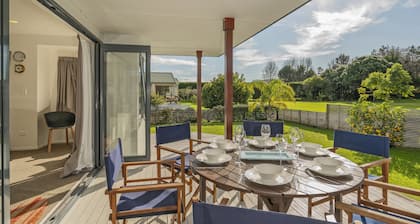 Sunlight Bach - Whitianga Holiday Home