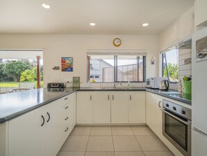 Frigorífico, microondas, tostadora y utensilios de cocina