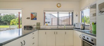 Sunlight Bach - Whitianga Holiday Home