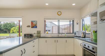 Sunlight Bach - Whitianga Holiday Home