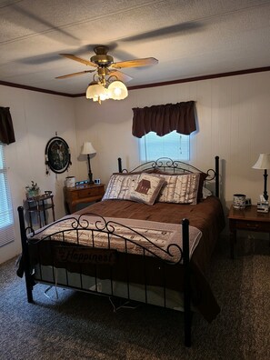 3 bedrooms, desk, iron/ironing board, free WiFi
