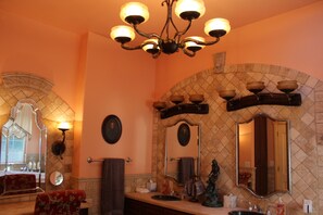 Combined shower/bathtub, jetted bath, hair dryer, towels