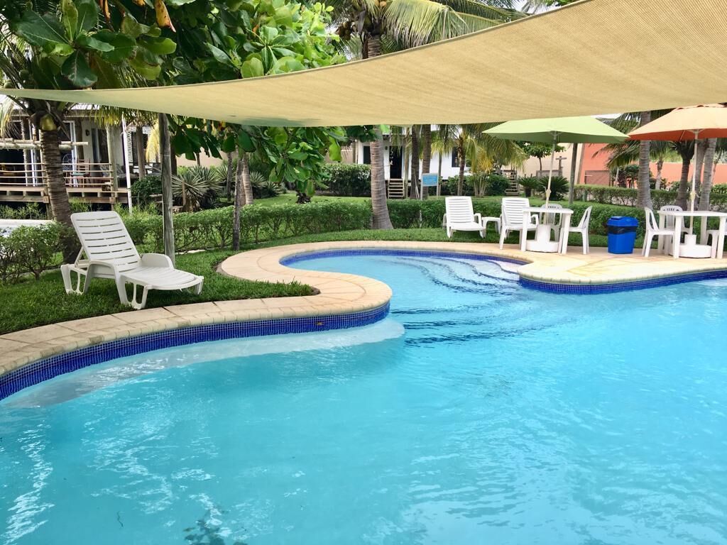 Una piscina al aire libre