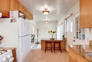 ثلاجة، ميكروويف، فرن، موقد طهي مسطح