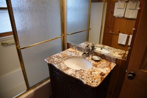 Shower, hair dryer, towels - (79) Half Dome (1 Bedroom Only) at The Redwoods In Yosemite (Yosemite National Park)