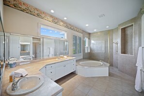 Kombinert dusj/badekar, bidé og håndklær