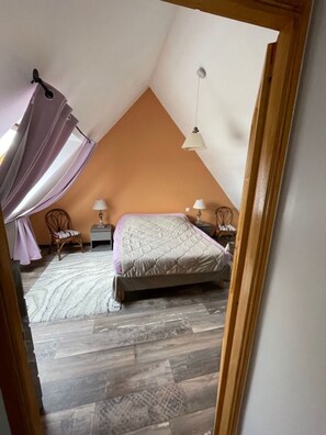 3 bedrooms, desk, iron/ironing board, travel cot