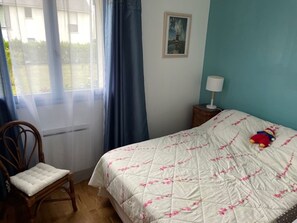 3 quartos, escrivaninha, ferros/tábuas de passar roupa, berço de viagem