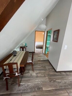 3 habitaciones, escritorio y tabla de planchar con plancha 