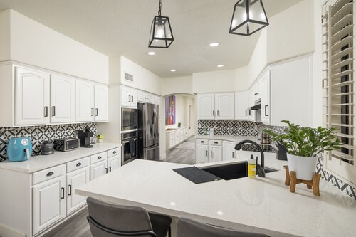 Modern Spacious 2 Master Bedroom Cal King with Loft & Pool Sleeps 6