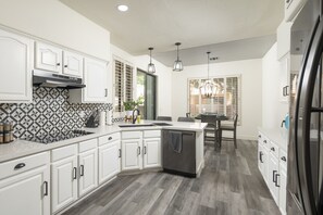 Refrigerador, microondas, horno y parrilla de estufa 